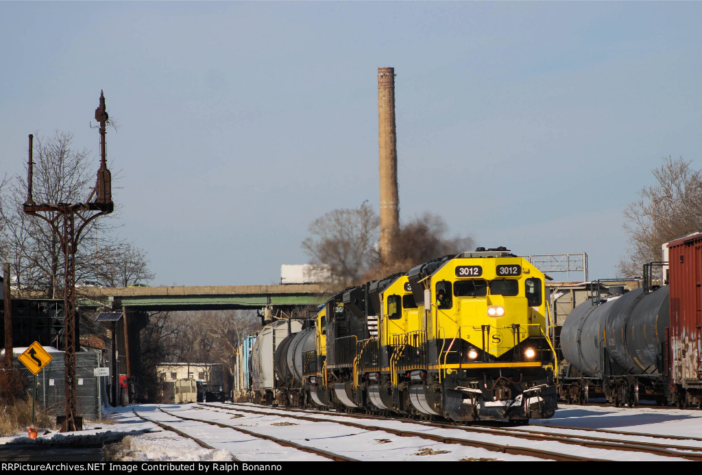 SU 100 approaches the end of its run as it pulls down the main along the MC yard tracks